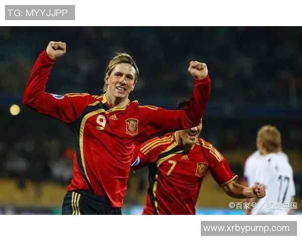 以踢足球时斜视著名球星为中心的运动员独特技艺解析