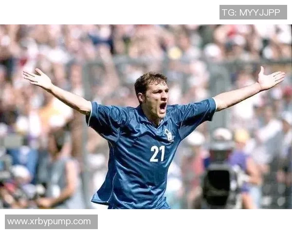 能当足球踢的球星有哪些他们的另类身份与传奇故事